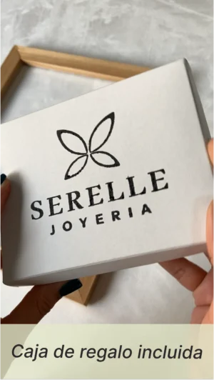 Packaging de Regalo Serelle Joyería Manos sosteniendo la caja de regalo blanca de Serelle Joyería, ideal para presentar accesorios de acero dorado y sets de joyas para mujer.
