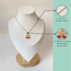 Medidas y Especificaciones Combo Cereza Infografía mostrando las medidas del set de joyas de cereza: collar de 55cm de largo y dije de 19mm de alto, ambos de acero hipoalergénico.