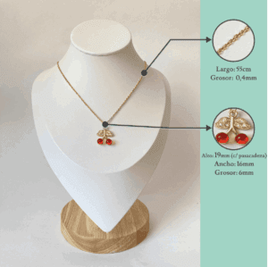 Medidas y Especificaciones Combo Cereza Infografía mostrando las medidas del set de joyas de cereza: collar de 55cm de largo y dije de 19mm de alto, ambos de acero hipoalergénico.
