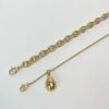 Detalle Cierres y Dije Combo Rustik-dropCuadros Detalle de los dos collares de acero dorado del set Rustik-dropCuadros en una superficie blanca, mostrando sus cierres de mosquetón y el dije de gota.