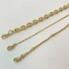 Detalle de Cierres de Acero Quirúrgico Primer plano de los tres cierres tipo mosquetón de los collares de acero dorado, mostrando la calidad y durabilidad del set de joyas para mujer.