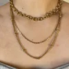 Combo X3 Collares Dorados en Modelo (Frontal) Modelo usando de frente el combo de tres collares de acero quirúrgico dorado, mostrando el efecto layering de las cadenas Rustik, Rectangles y Elegant.