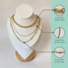 Especificaciones Combo X3 Collares Layering Infografía del set de tres collares en un exhibidor con sus medidas: choker de 35cm y 7mm, cadena media de 45cm y 1.5mm, y cadena larga de 50cm y 2mm.