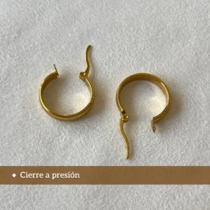 Cierre a Presión Aros Argolla Detalle del cierre a presión de los aros tipo argolla dorados.