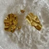 Cierre Seguro Aros Chunky Aros dorados irregulares mostrando el cierre de pin y tuerca de mariposa.