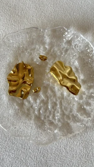 Cierre Seguro Aros Chunky Aros dorados irregulares mostrando el cierre de pin y tuerca de mariposa.