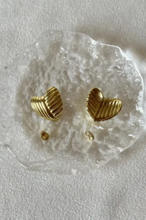 Cierre Aros Corazón Aros de corazón dorados mostrando el cierre de pin y tuerca de mariposa.