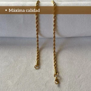 Máxima Calidad en Acero Detalle de la cadena de acero dorada con el texto Máxima calidad.