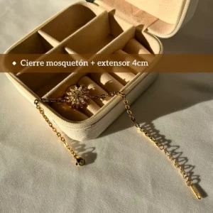 Cierre y Extensor Ajustable Detalle del cierre mosquetón y la cadena extensora de 4cm de la pulsera girasol, mostrada en un joyero.