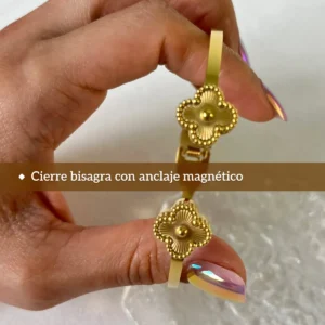 Cierre Bisagra con Anclaje Magnético Detalle del cierre de bisagra con anclaje magnético de la pulsera esclava dorada.