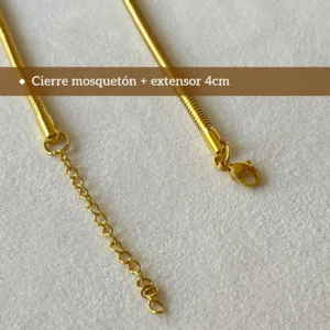 Cierre y Extensor Collar Snake Primer plano del cierre mosquetón y la cadena extensora de 4 cm del collar snake dorado.