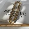 Empaque de Regalo Serelle Cadena tourbillon bicolor enrollada sobre su caja de regalo blanca con el logo de Serelle Joyería.