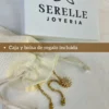 Empaque de Regalo Pulsera Girasol Pulsera girasol saliendo de su bolsa de regalo, con la caja de Serelle Joyería de fondo.