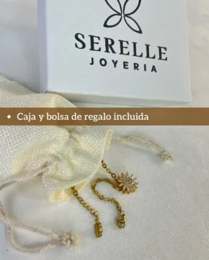 Empaque de Regalo Pulsera Girasol Pulsera girasol saliendo de su bolsa de regalo, con la caja de Serelle Joyería de fondo.
