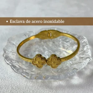 Esclava de Acero Inoxidable Pulsera esclava de acero inoxidable dorada con tréboles y vista del cierre de bisagra.