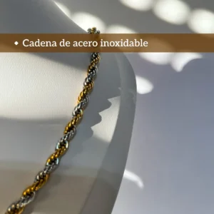 Cadena de Acero Inoxidable Primer plano de la cadena tourbillon de acero inoxidable sobre un exhibidor blanco.