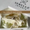 Packaging de Regalo Serelle Incluido Pulsera esclava dorada presentada en su bolsa de tela dentro de una caja de regalo blanca de Serelle Joyería.