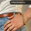 Pulsera de Acero Quirúrgico Dorado en Uso Mujer usando una pulsera dorada de malla tejida de acero quirúrgico