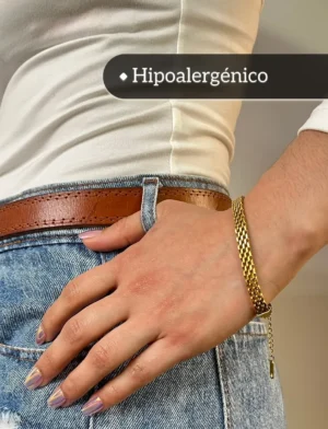 Pulsera de Acero Quirúrgico Dorado en Uso Mujer usando una pulsera dorada de malla tejida de acero quirúrgico
