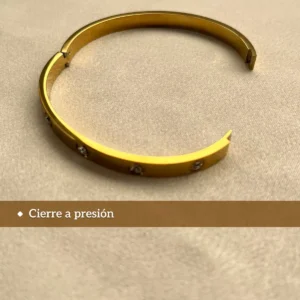 Pulsera con Cierre a Presión Pulsera esclava dorada abierta mostrando su mecanismo de cierre a presión.