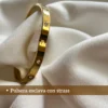 Cierre y Bisagra Pulsera Esclava Detalle de la bisagra y el cierre a presión de la pulsera esclava dorada.