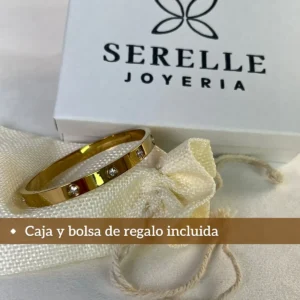 Packaging de Regalo Serelle Joyería Pulsera esclava dorada junto a su caja y bolsa de regalo de Serelle Joyería.