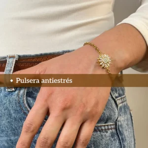 Pulsera Girasol Antiestrés en Uso Mujer usando la pulsera dorada con dije de girasol giratorio, con texto "Pulsera antiestrés".