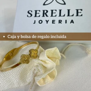 Pulsera Trébol con Packaging de Regalo Pulsera esclava dorada con tréboles junto a su bolsa de regalo y caja de Serelle Joyería.