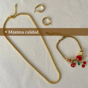 Set Completo Joyas de Acero Dorado Vista superior del set de joyas doradas de máxima calidad sobre un fondo blanco.
