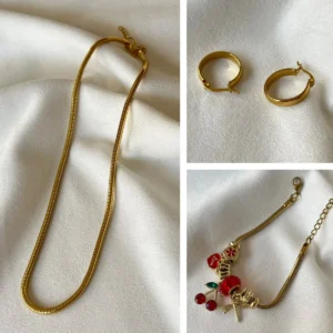 Detalle Piezas Set Joyas Doradas Collage de tres imágenes mostrando en detalle el collar snake, los aros argolla y la pulsera con charms del set.